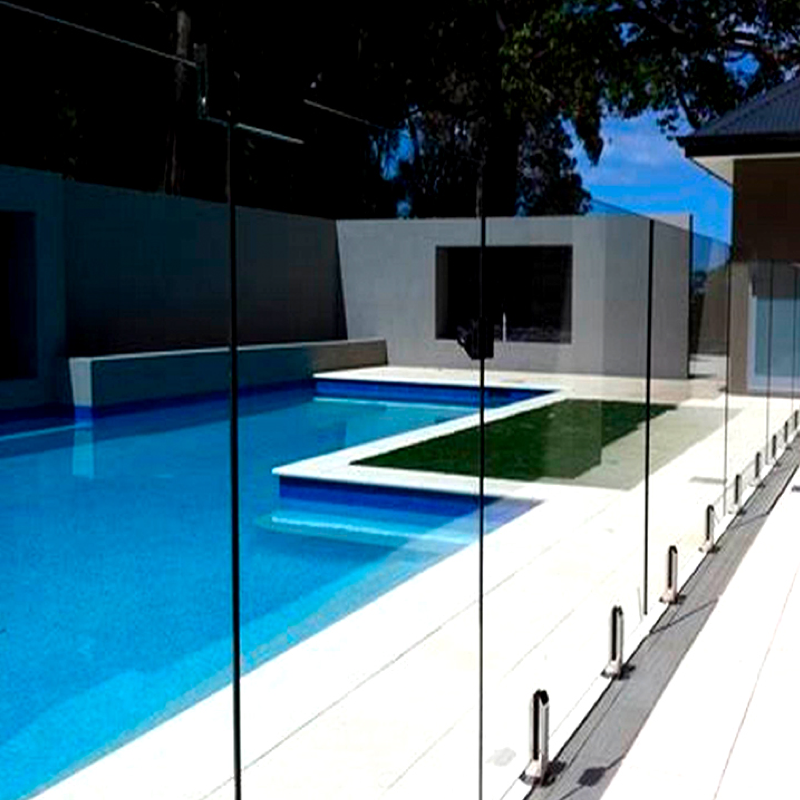 Cerca da piscina