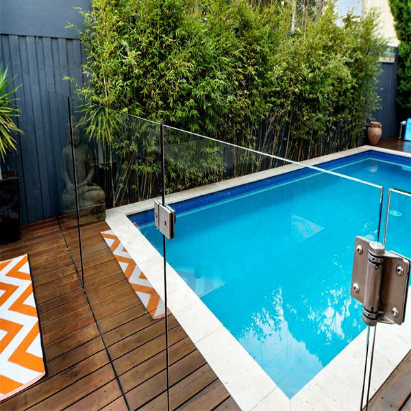 Cerca da piscina