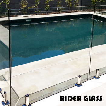 Cerca da piscina