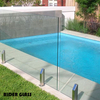 Cerca da piscina