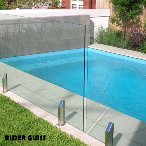 Cerca da piscina